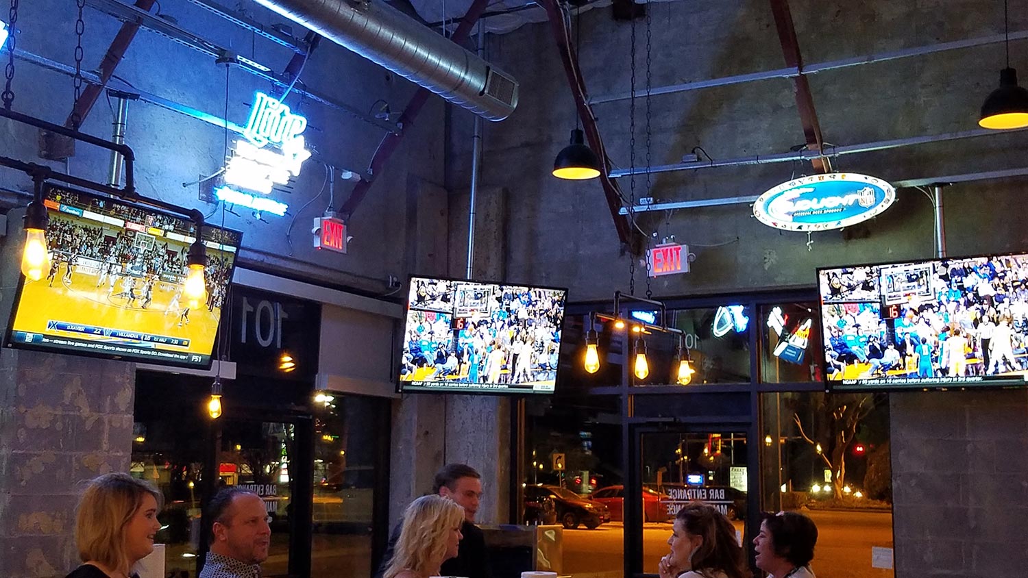 Restaurant with 3 tv screens